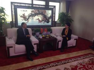 鄺遠(yuǎn)平與河南省工商聯(lián)副主席、鄭州市工商聯(lián)主席薛景霞