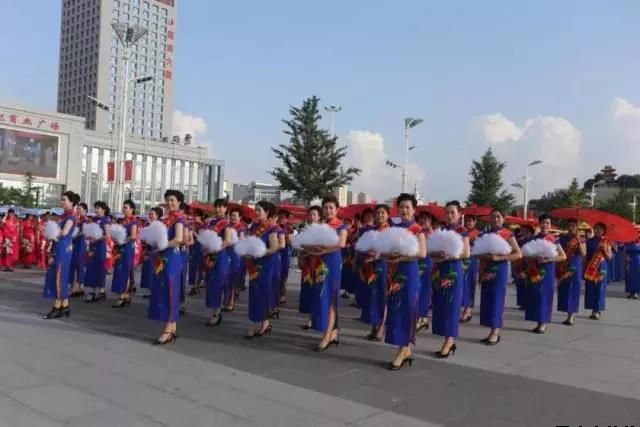 平?jīng)鲢垂军h委和興北路社區(qū)綠地廣場商圈黨建聯(lián)盟合作舉辦“謳歌新時代 共圓中國夢”紀(jì)念改革開放四十周年大型群眾廣場文化活動(圖6) 平?jīng)鲢垂军h委和興北路社區(qū)綠地廣場商圈黨建聯(lián)盟合作舉辦“謳歌新時代 共圓中國夢”紀(jì)念改革開放四十周年大型群眾廣場文化活動(圖6)