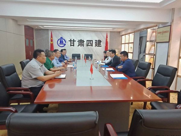 平?jīng)鍪懈笔虚L葉劍芳、平?jīng)鲢垂径麻L趙賢君一行赴蘭洽談融資擔保合作事宜(圖3)